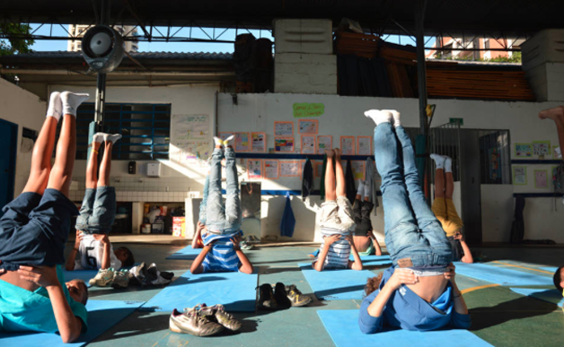 Escuela en Brasil implementa Yoga y las notas mejoran